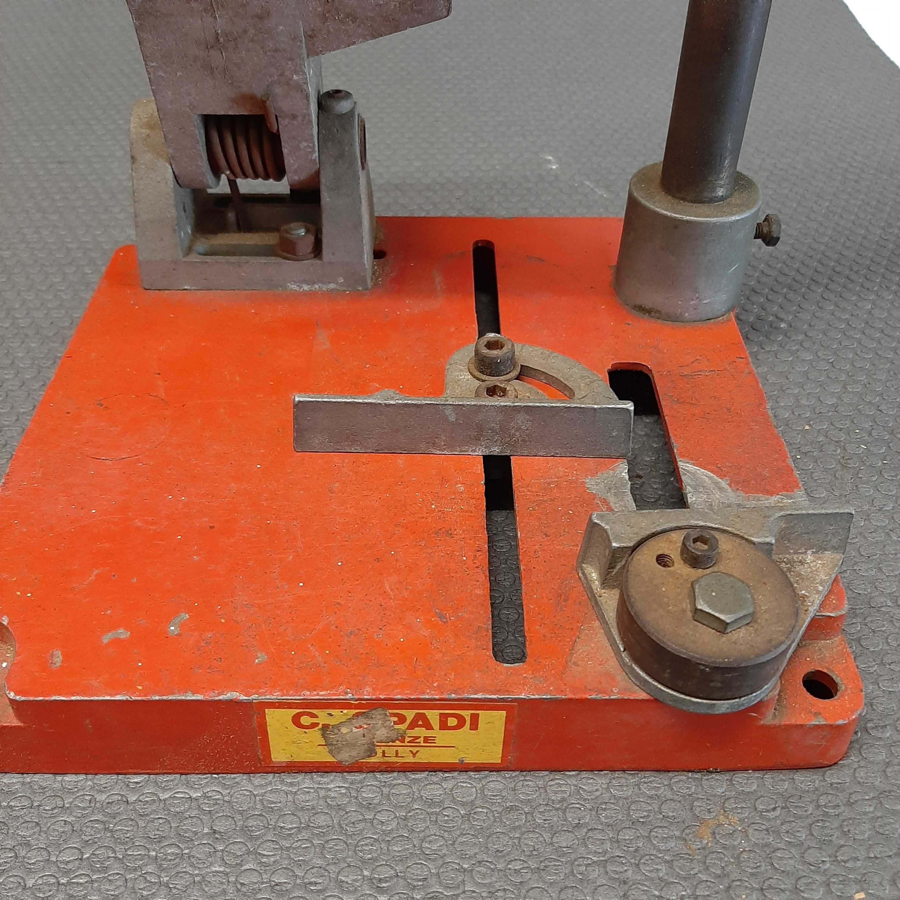 Coluna de suporte para berbequim e rebarbadora