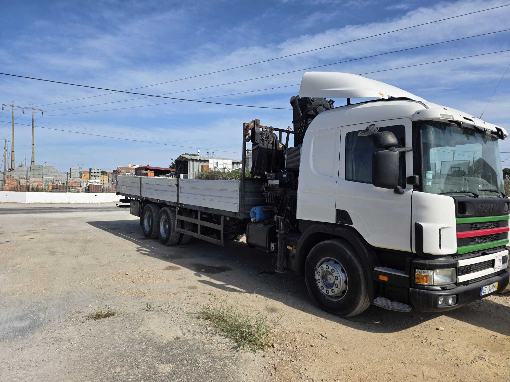 Carro com grua em bom estado