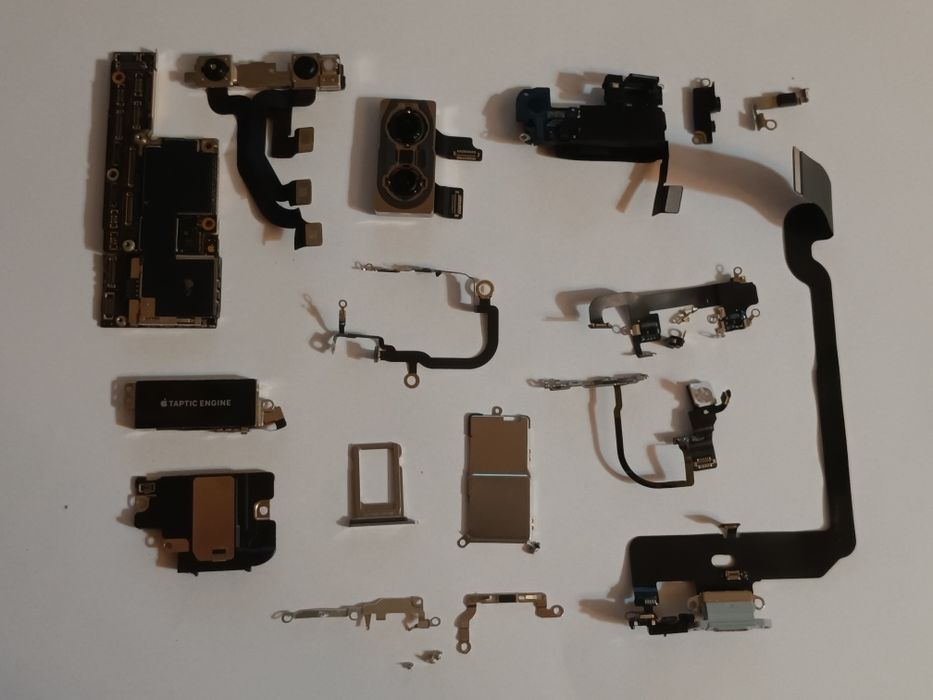 Запчастини iPhone SE2020/X/XS/12