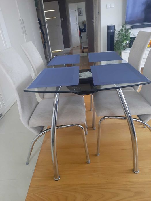 Stół szklany z 4 tapicerowanymi krzesłami