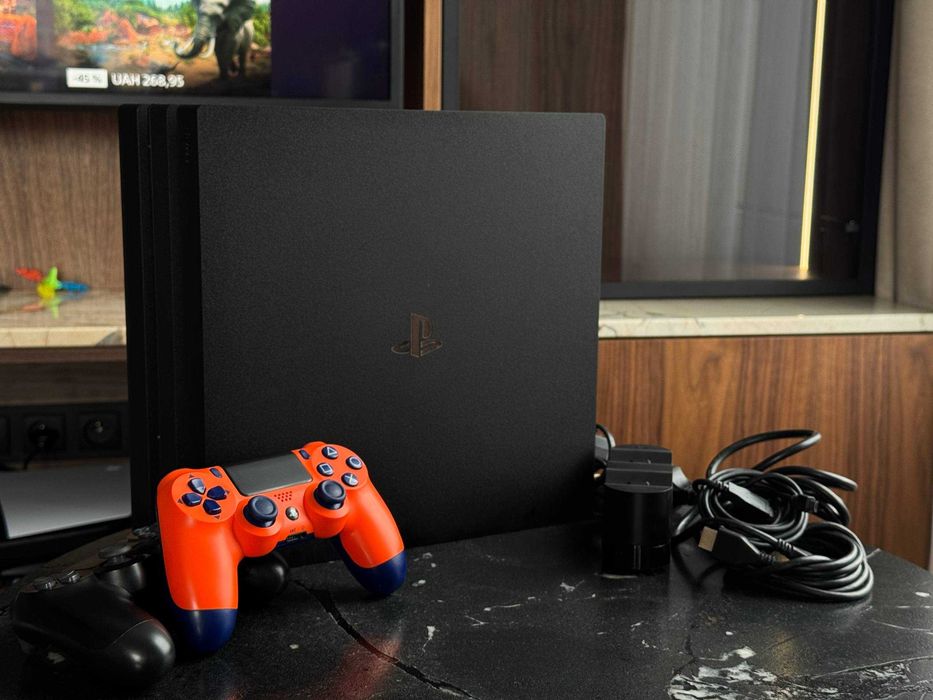 PlayStation 4 Pro + 2 pady + stacja ładująca