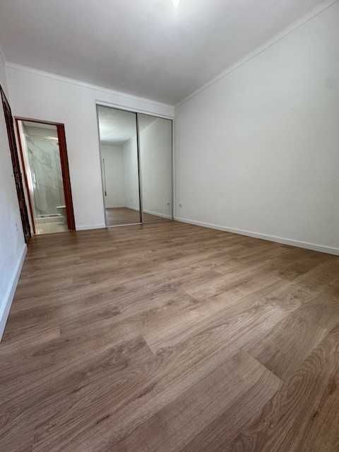 T4 com Garagem e Arrecadaçǎo no Quintal | R/C de Moradia Bi-Familiar