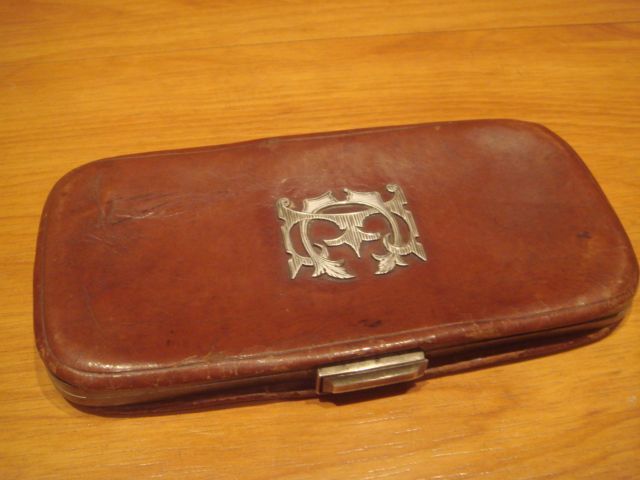 Bolsa antiga em couro com monograma em prata anos 1910/20
