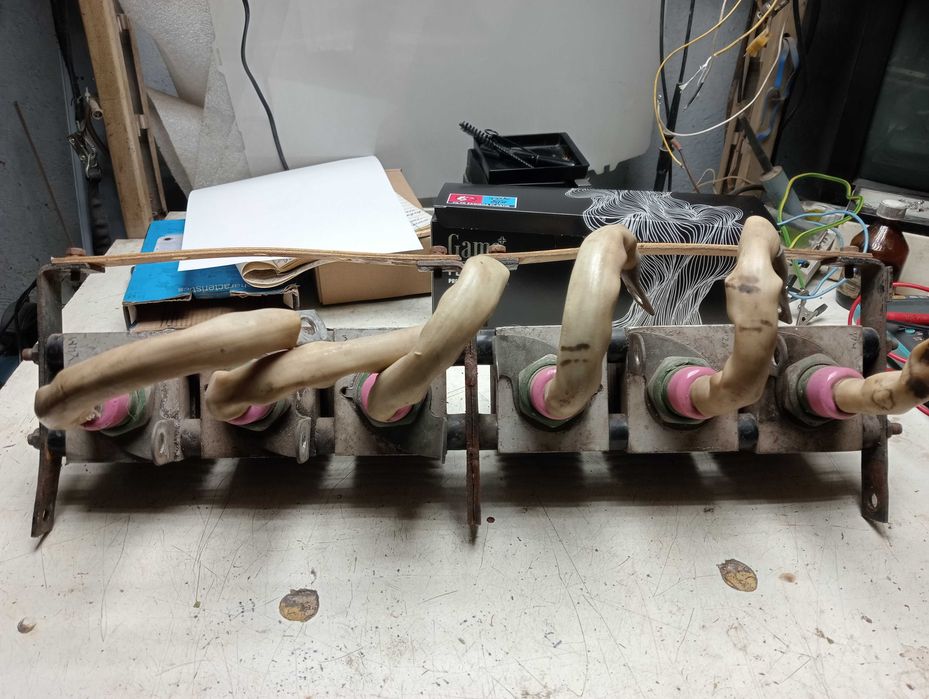 Збірка з шести діодів В200 з радіаторами та ізоляторами.