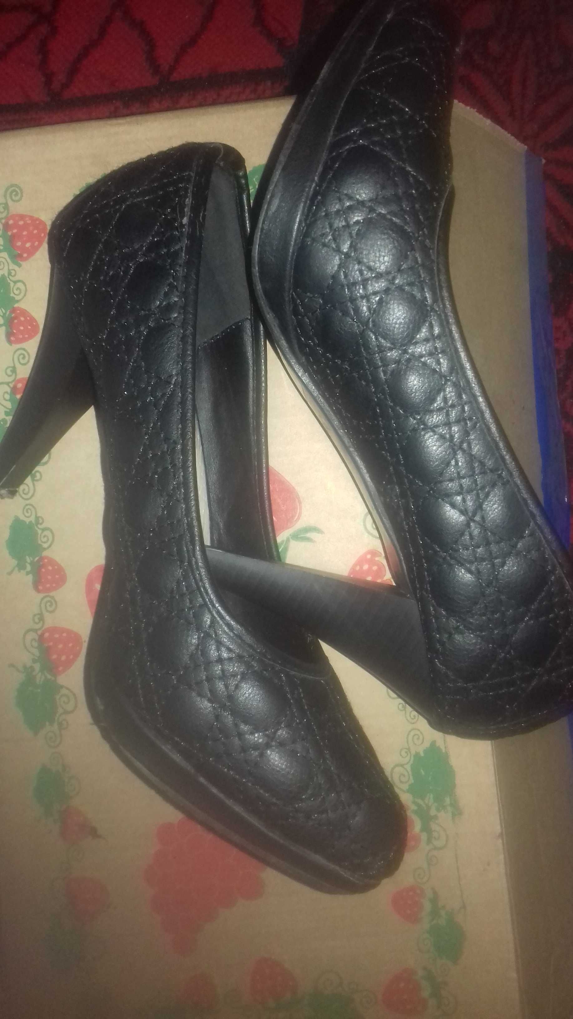 Damskie buty na obcasie słupku