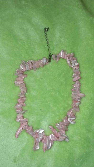 Colar de pedras rosa