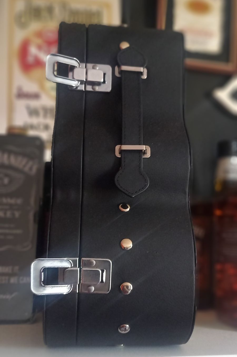 Caixa em forma de guitarra jack daniels