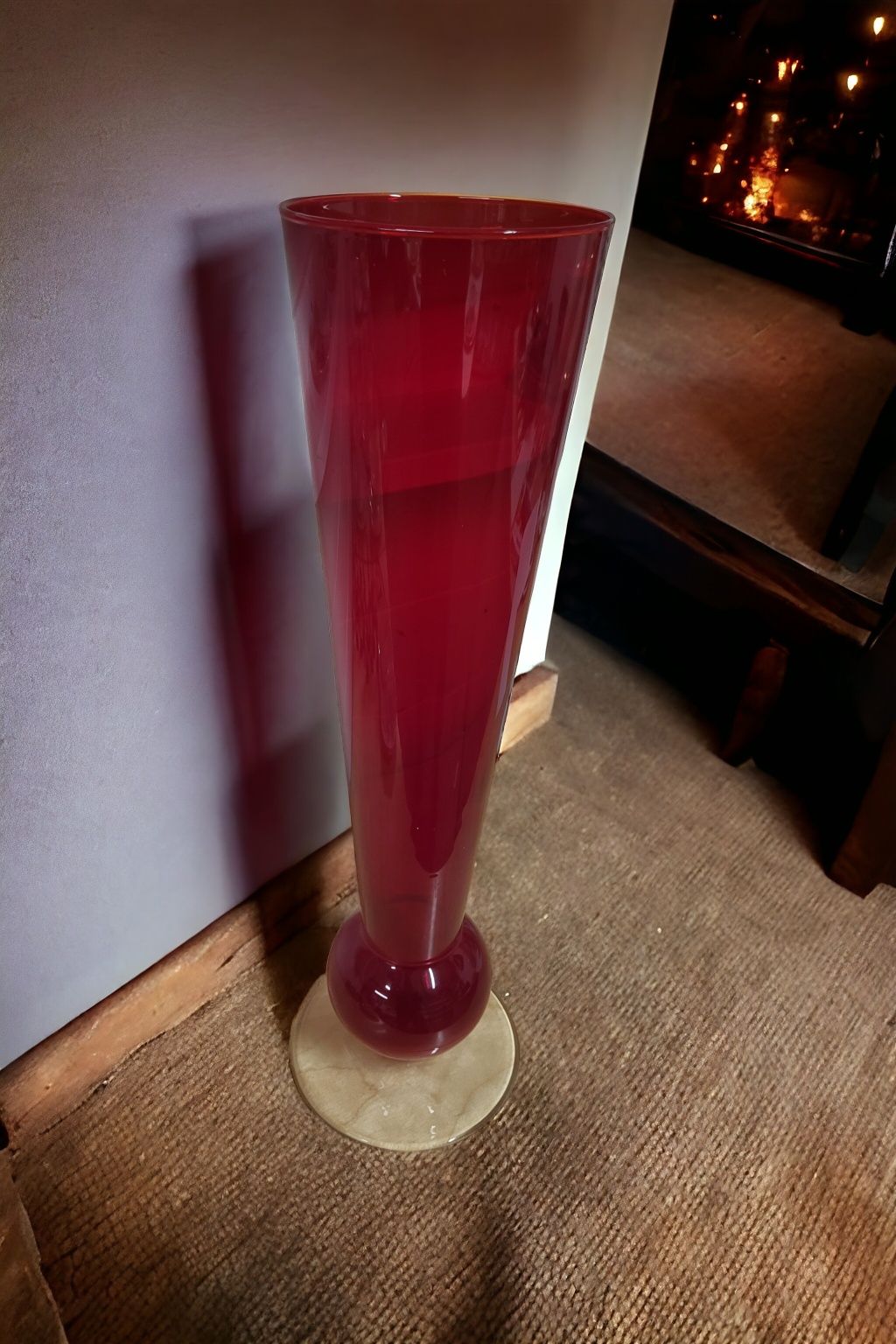 Duży szklany wazon w kolorze czerwonym
