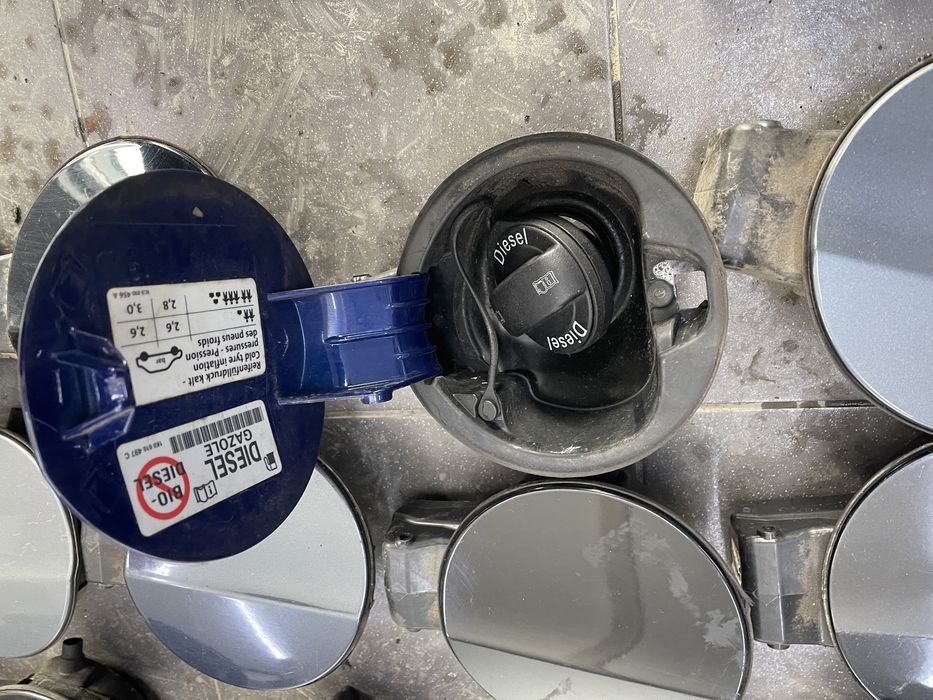 Лючок бензобака кришка бака Passat B6 Пассат Б6