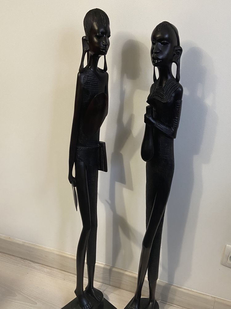 Estatuetas africanas em pau preto com um metro e dez altura