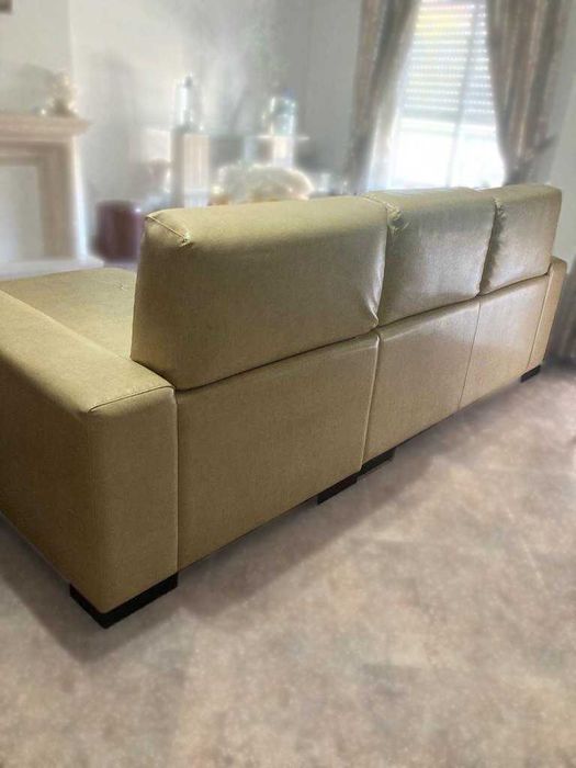 Sofá com chaise long em pele bege