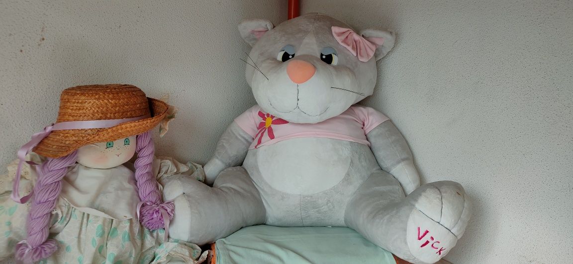 Urso de peluche e Boneca de trapos