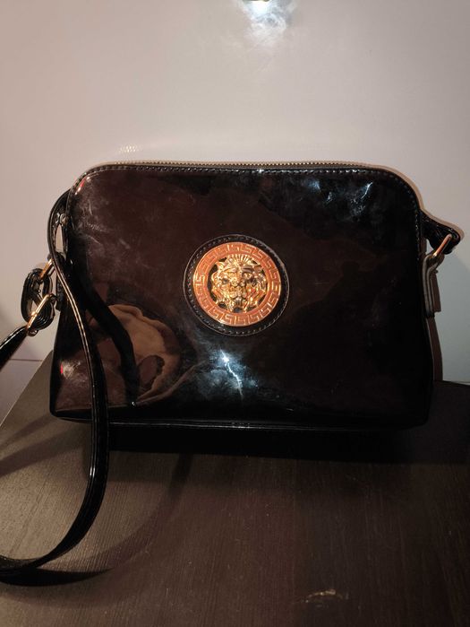 bardzo  ładna  lakierowana  czarna  torebka