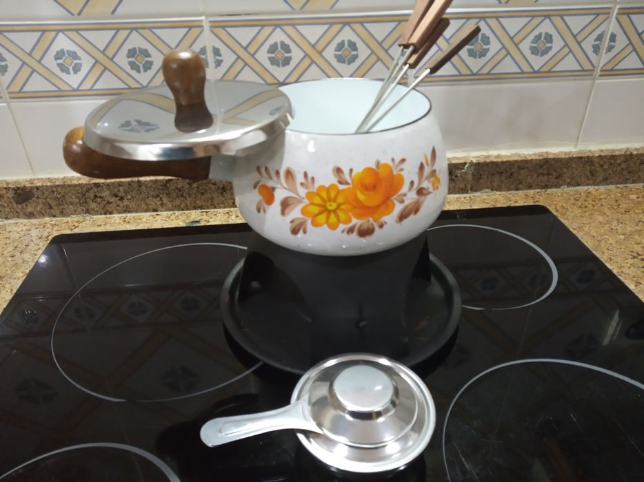 Fundue clássico com 6 garfos nunca utilizado