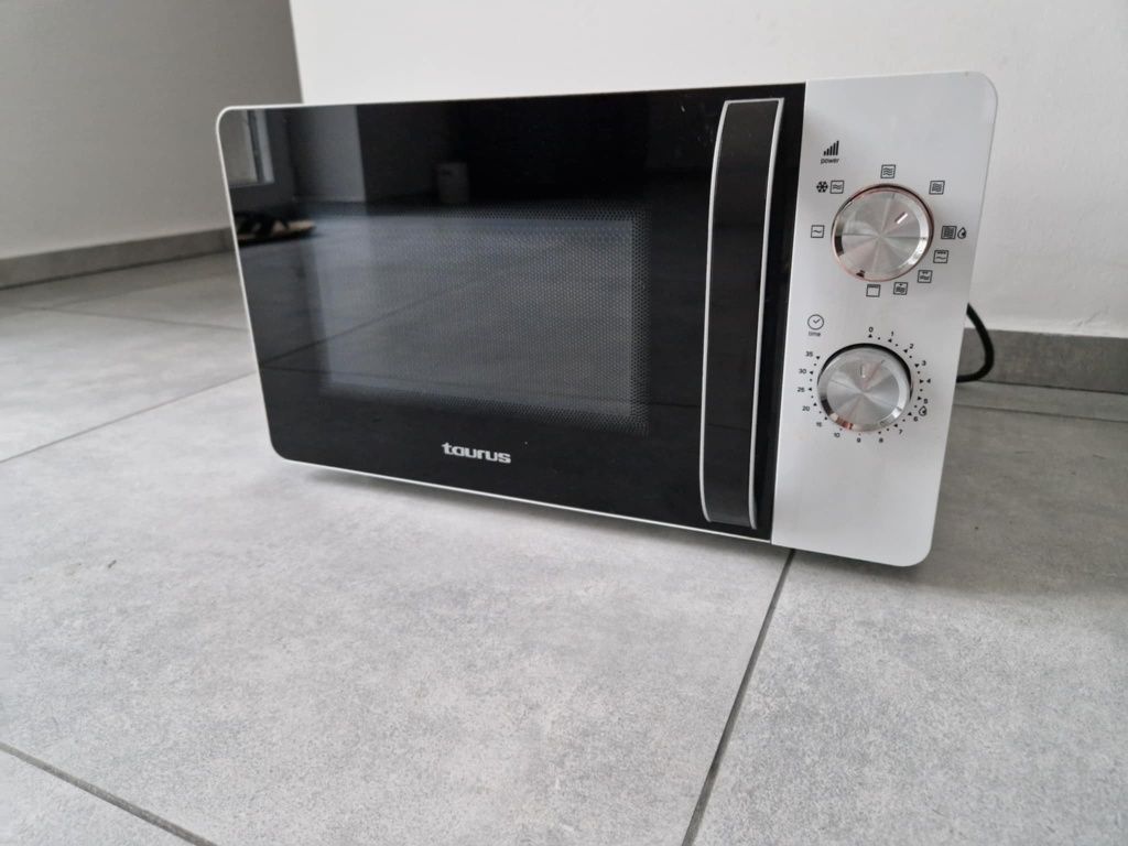Kuchenka mikrofalowa 1150 W z funkcją grilla W BARDZO DOBRYM STANIE