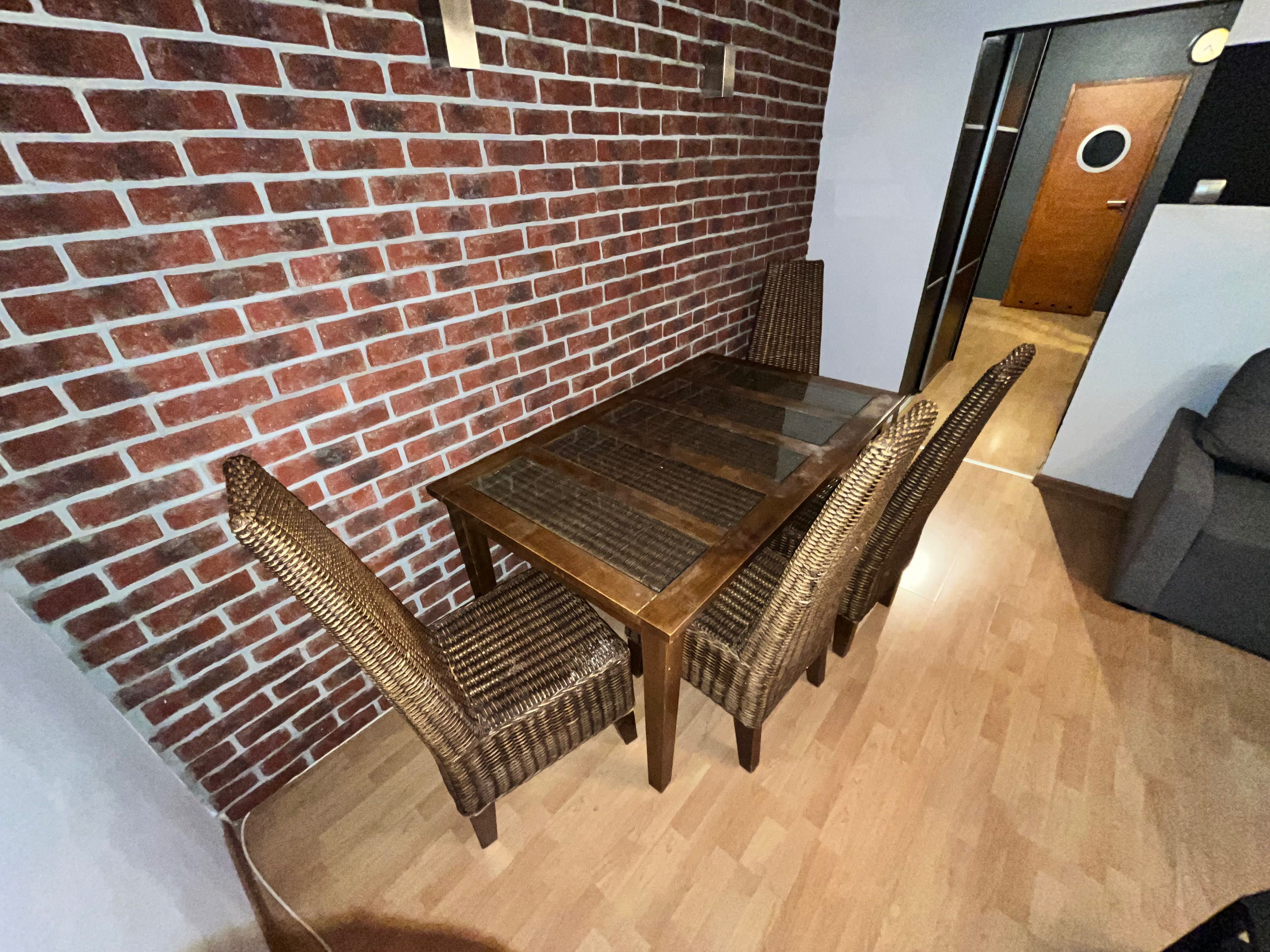 Drewniany stół i 4 ratanowe (wiklinowe) krzesła