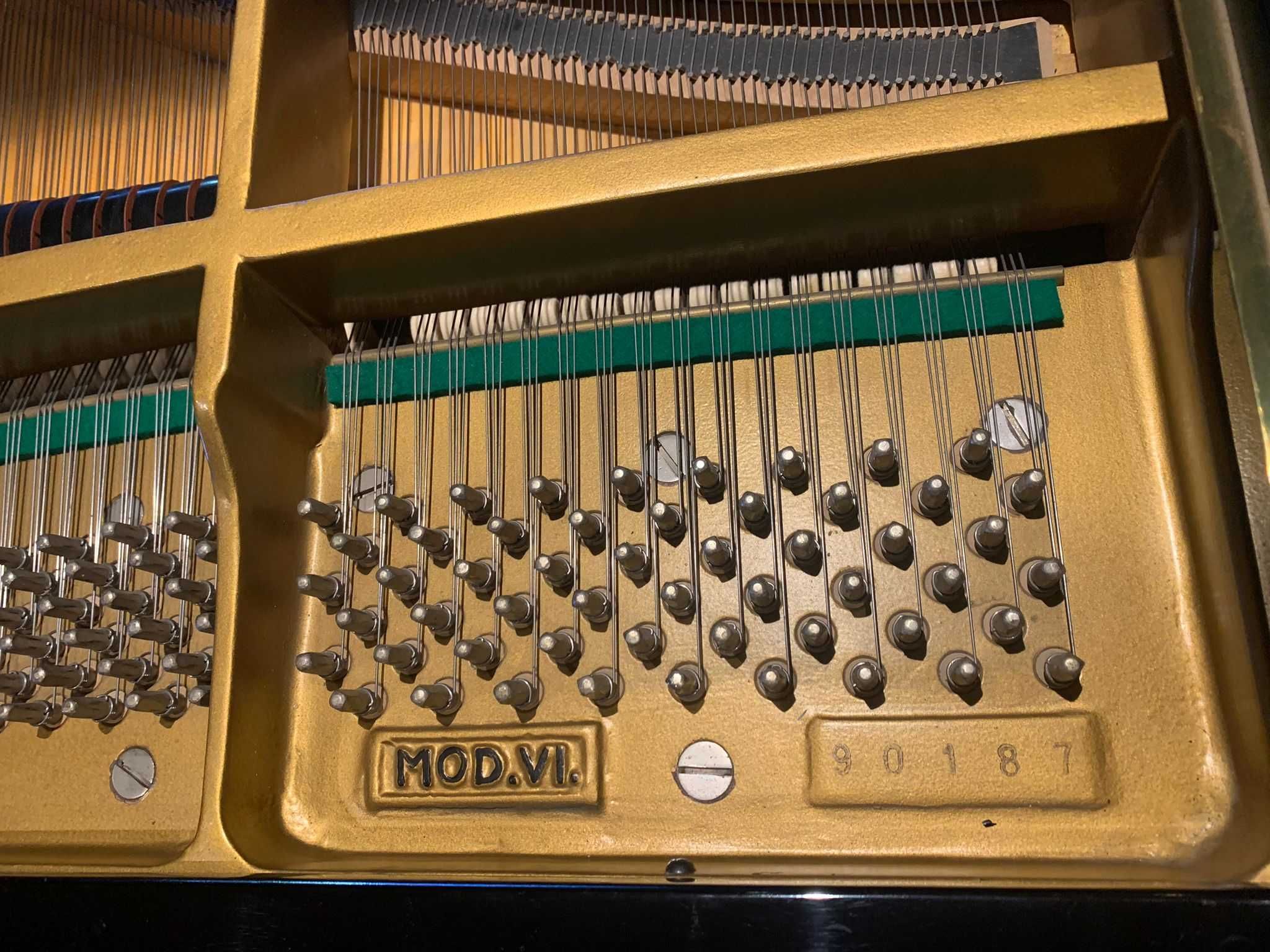 Piano 1/4 Petrov em estado irrepreensível. Vendo Urgente.