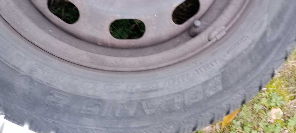 Opony  zimowe  195/65 R 15 z  felgami stalowymi i kołpakami .