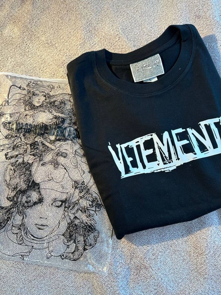 Футболка vetements world tour