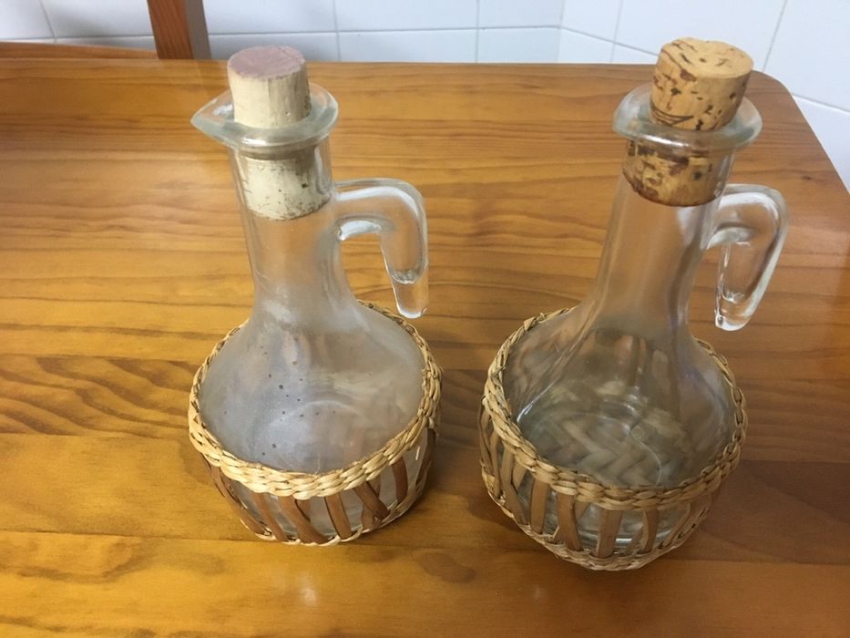 2 Galheteiros Antigos em vidro forrados a verga