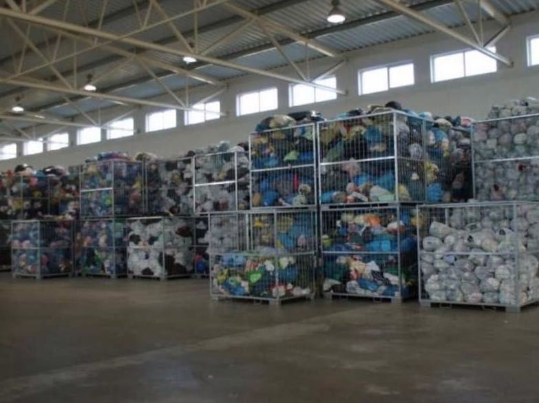 Odzież używana sort niesort ubrania jesień zima lato