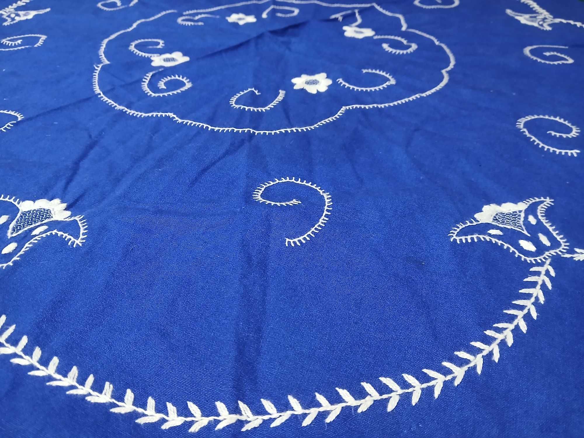 Toalha redonda, azul com bordado à mão (+/- 1m por 1m)