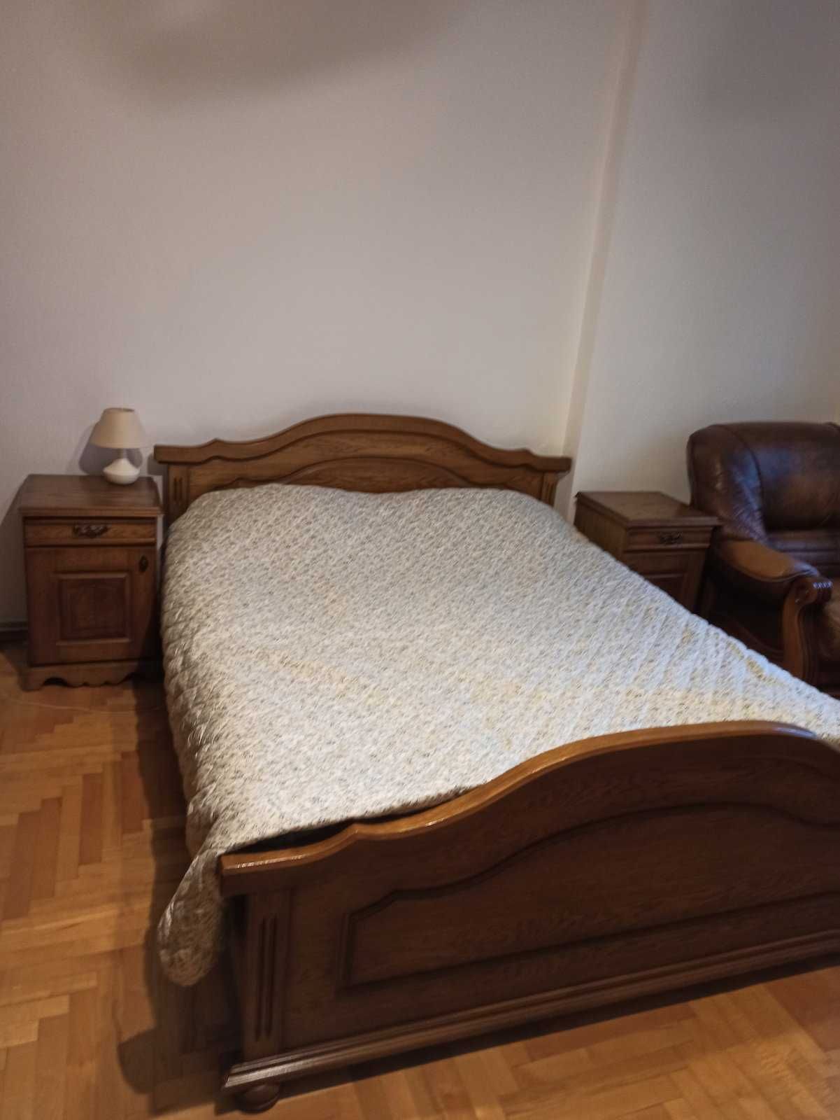 Комплект дерев'яних меблів у спальню: ліжко, тумбочки, шафа, трюмо