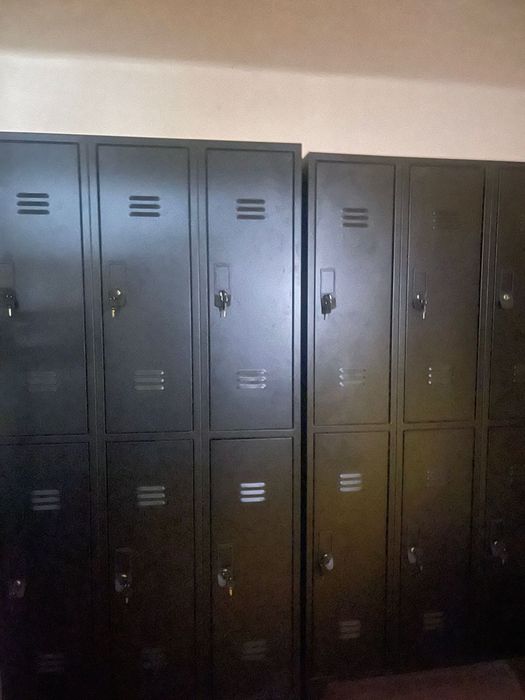 2 conjuntos de cacifos metálicos (6 portas cada) – em bom estado