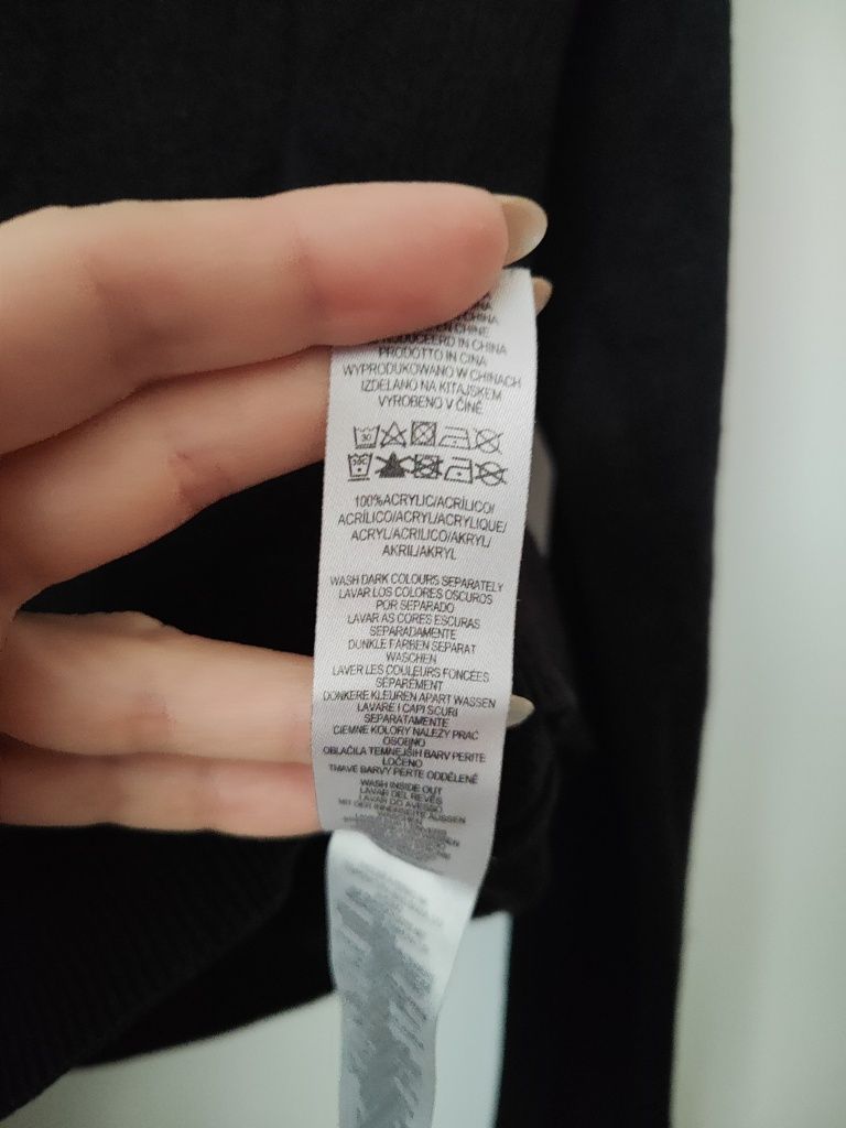 Czarny akrylowy sweter z golfem i rozcięciami na rękawach Primark XS