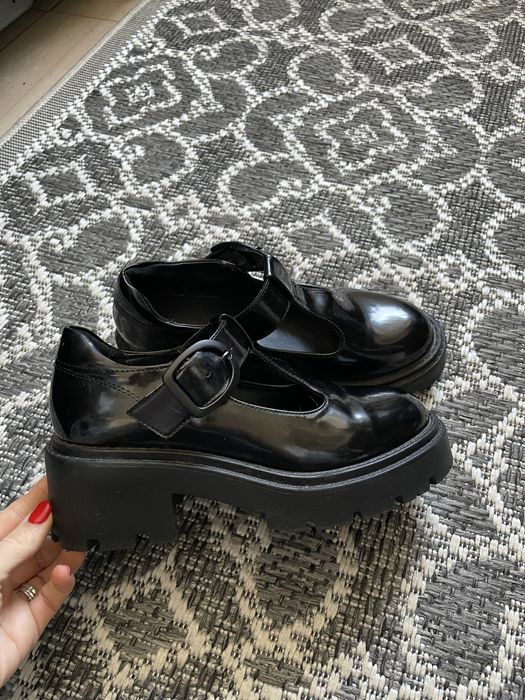 Buty lakierowane 37
