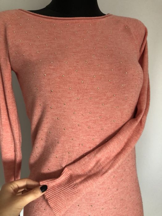 Różowy sweterek ze złotymi cętkami