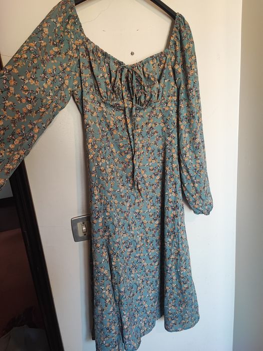 Vários vestidos de verão