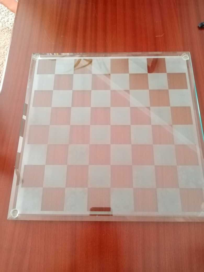 Tabuleiro xadrez em vidro sem peças