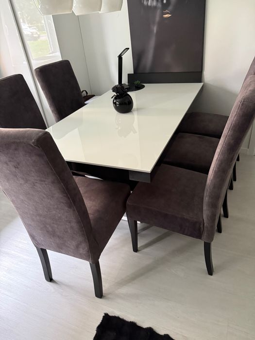 Stół jadalny z krzesłami