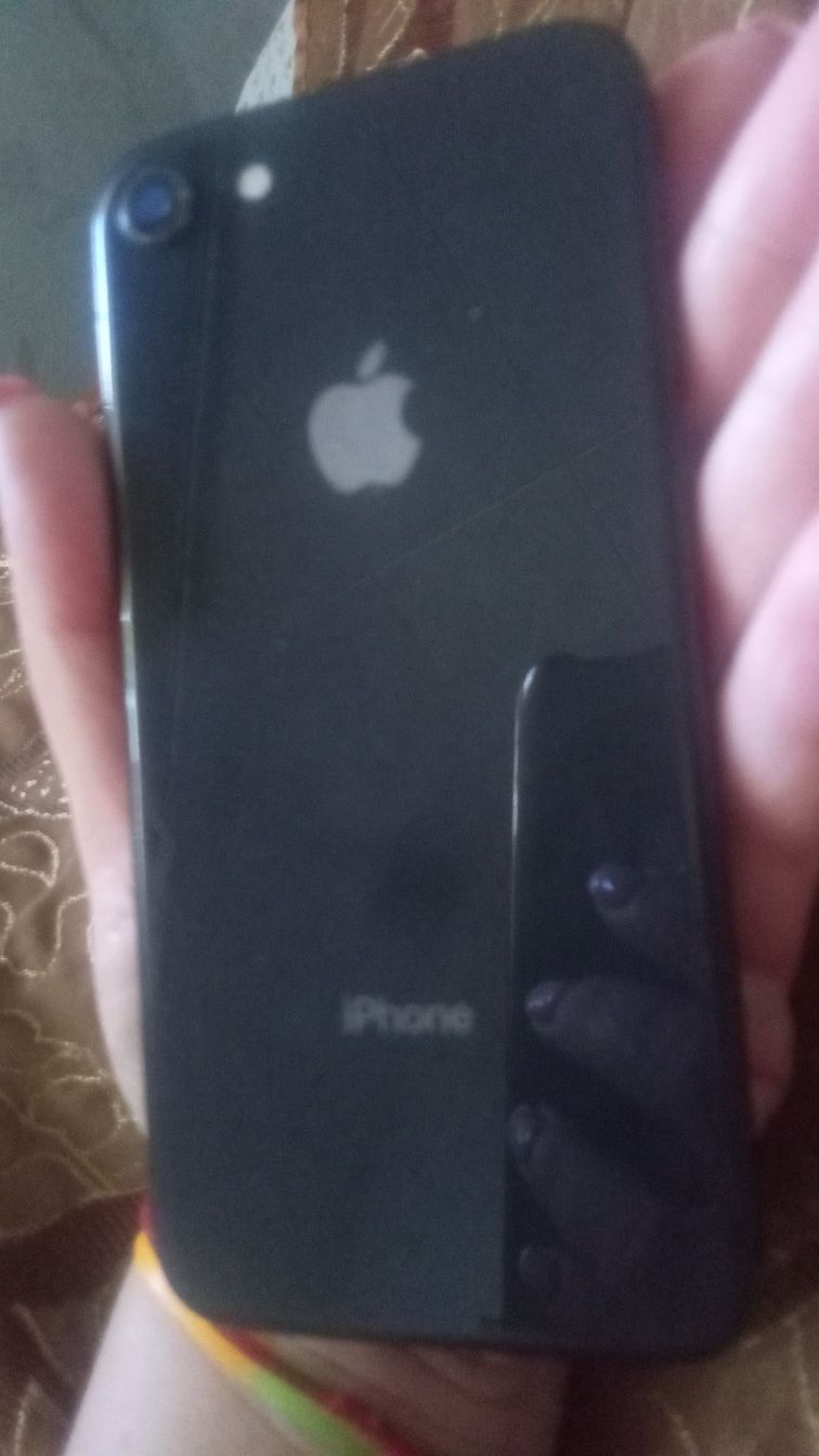 Телефон iPhone 8