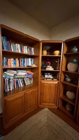 Movel de sala com mesa e cadeiras de refeição.