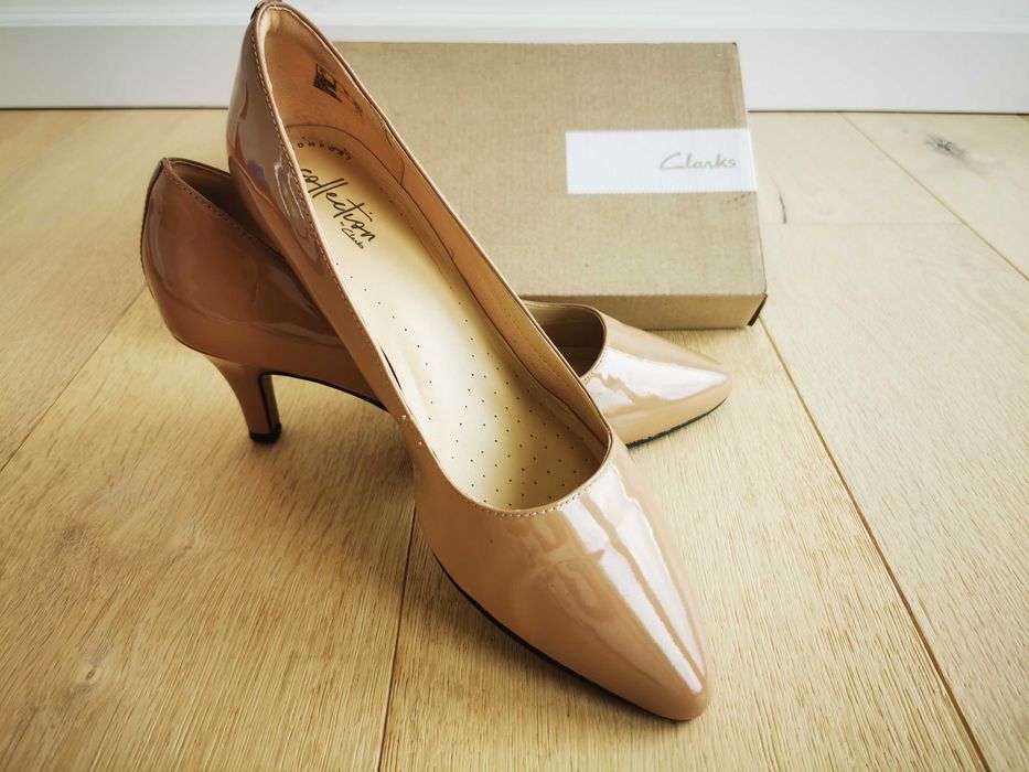 Czółenka lakierowane nude/beżowe Clarks, r.40