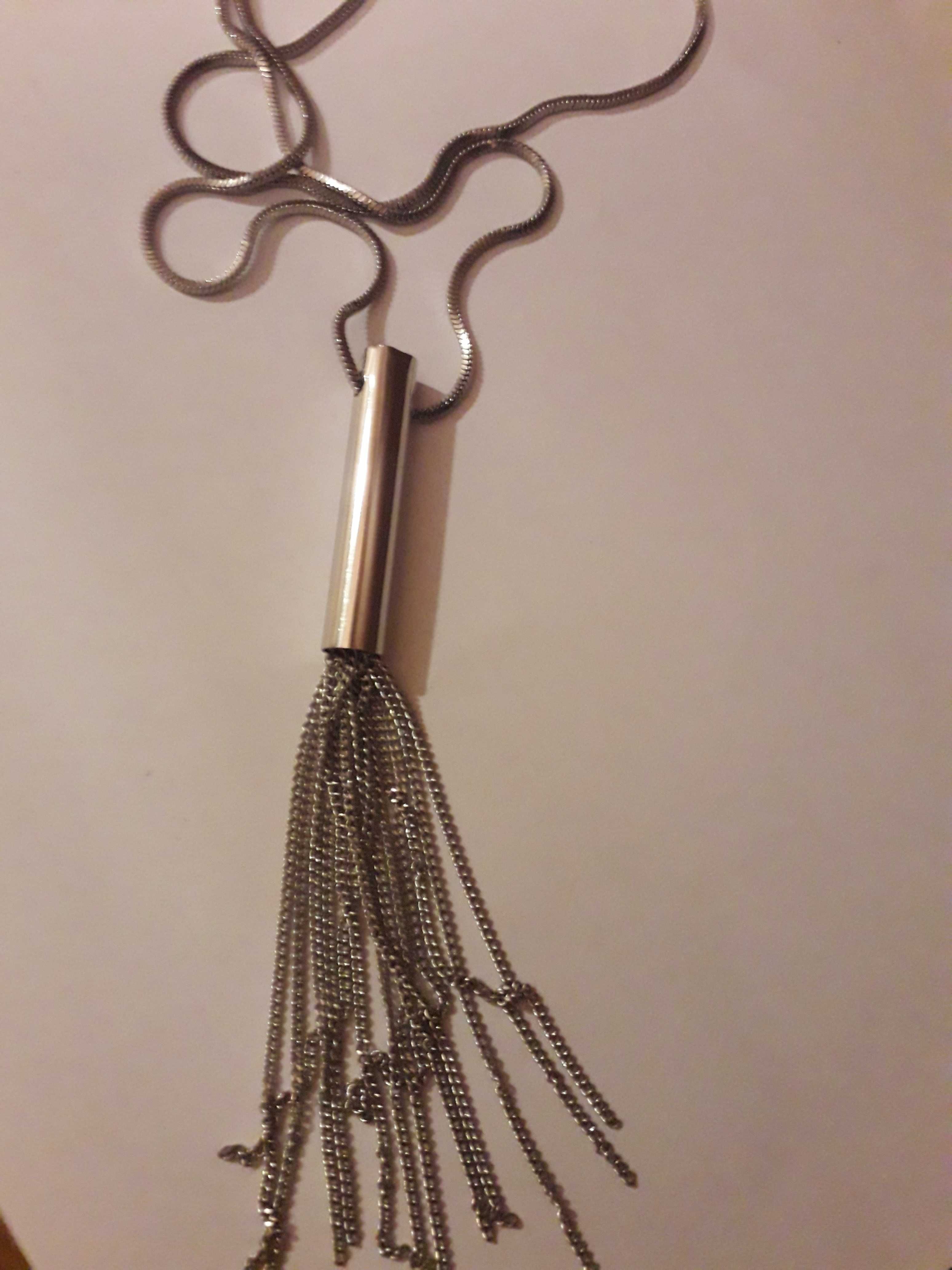 naszyjnik na łańcuszku w kolorze srebrnym z ciekawą zawieszką