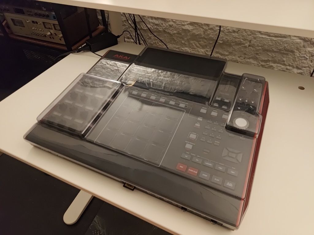 Akai mpc x profesjonalna stacja produkcyjna sampler 2000xl