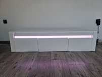 Szafka pod TV 136 cm szer biały połysk