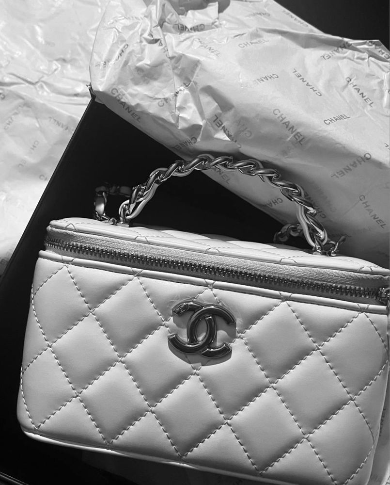 Продам сумку Chanel, класика у білому кольорі