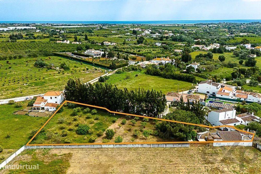 Moradia T3 para renovar inserida num terreno com 2.923 m2 perto da Luz