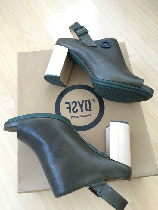 Sandálias em pele NOVAS