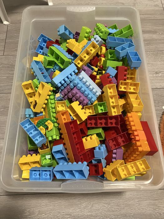 Klocki konstrukcyjne w pojemniku