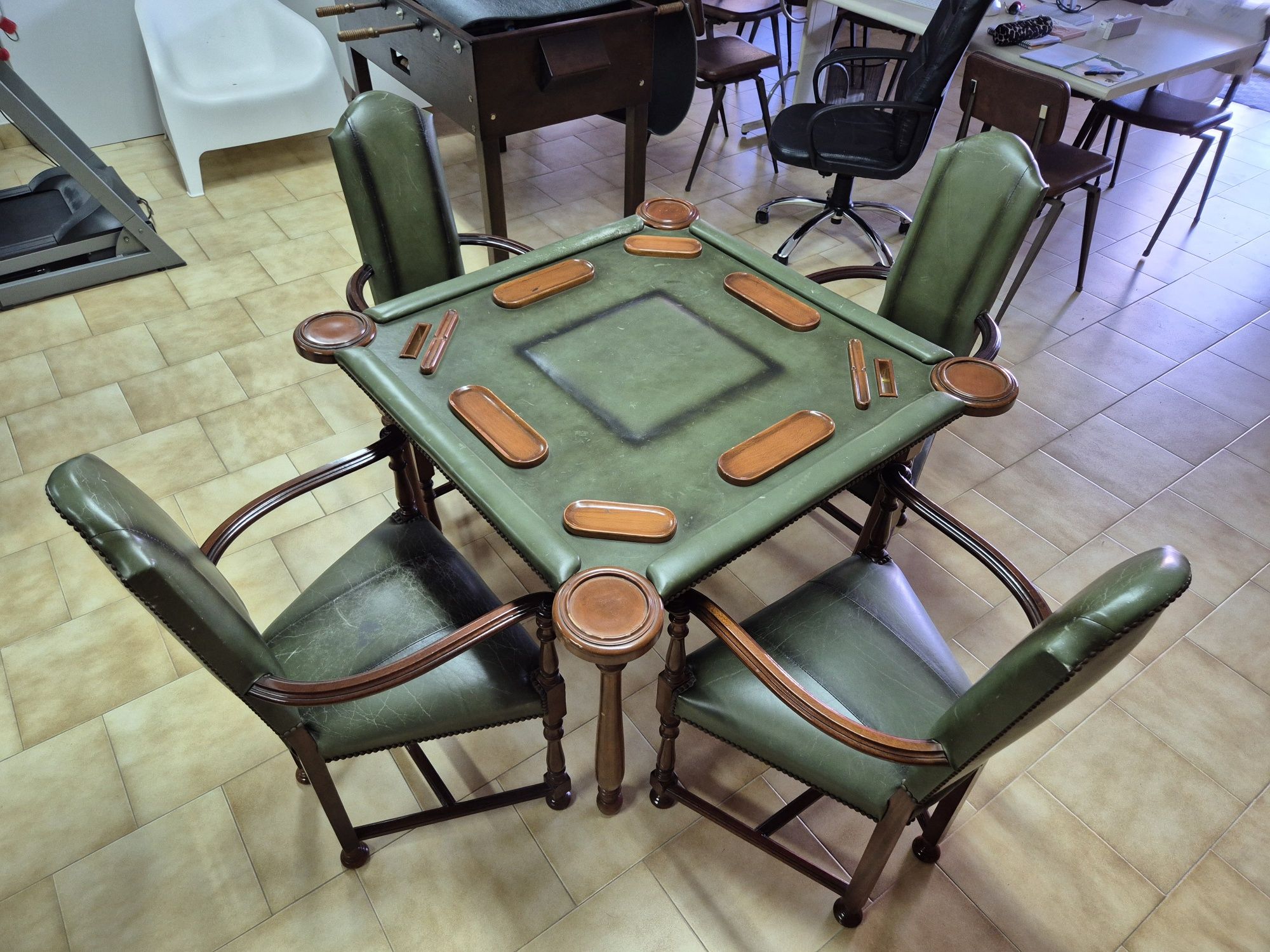 Mesa de jogos em bom estado