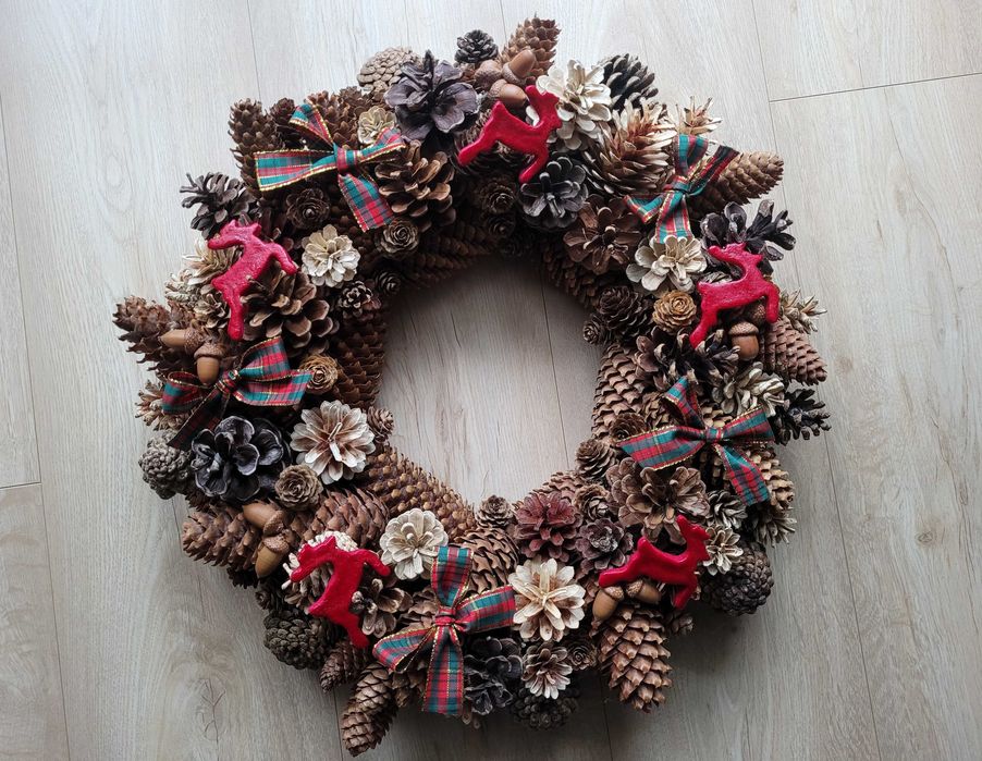 wieńce świąteczne na naturalnym podkładzie