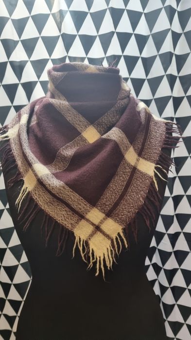 Wełniana apaszka w brązową kratę.