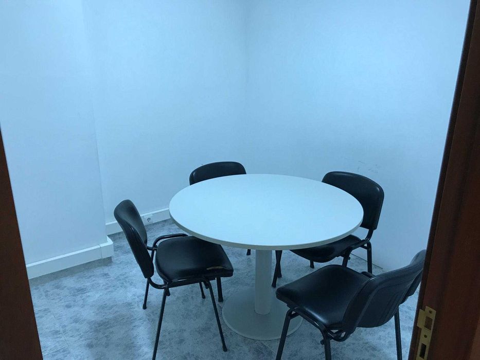 mesas e cadeiras de escritorio em otimo estado