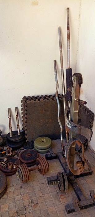 Pesos, halteres, barras, entre outros assessórios