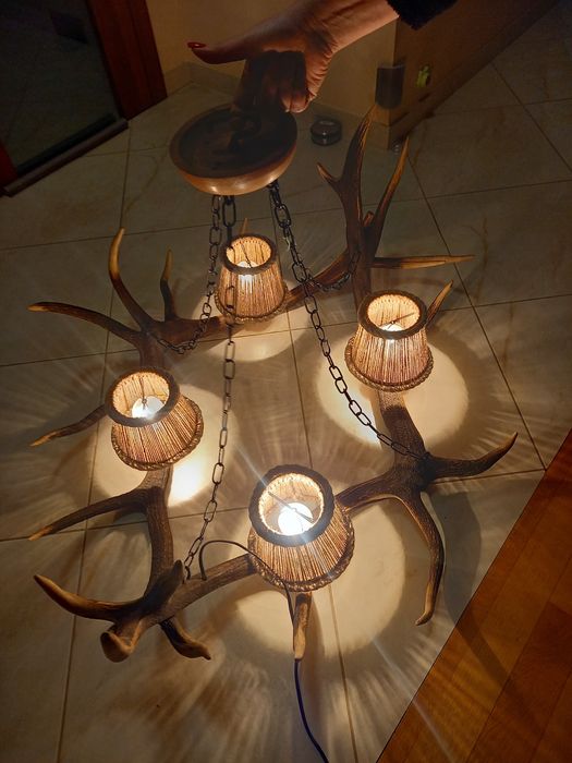 Żyrandol z poroża jelenia